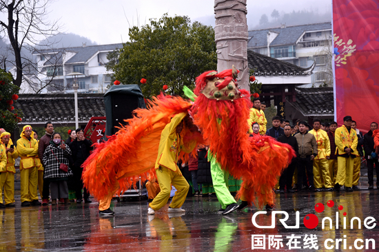 贵州黔东南：龙狮鼓棍闹新春