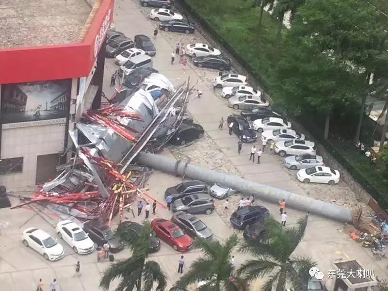 東莞颱風吹倒廣告牌砸壞車 網投網教你找誰理賠