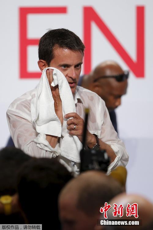 法国总理演讲汗流不止 白衬衫湿透宛若“透视装”