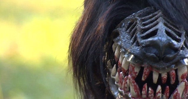 俄公司设计恐怖狗嘴套 小狗戴上秒变“狼人”