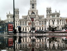 西班牙摄影师拍水洼中的城市倒影走红 展现别样魅力