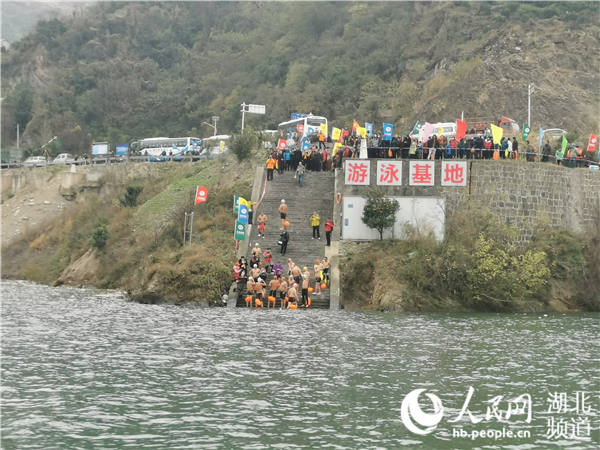 百人横渡西陵峡 浪花飞溅九月红