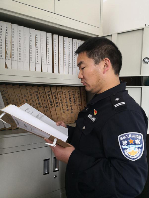 资阳雁江区新场派出所所长刘定伟：铆钉板土使猛劲