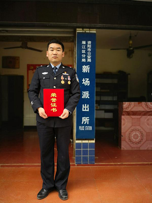 资阳雁江区新场派出所所长刘定伟：铆钉板土使猛劲