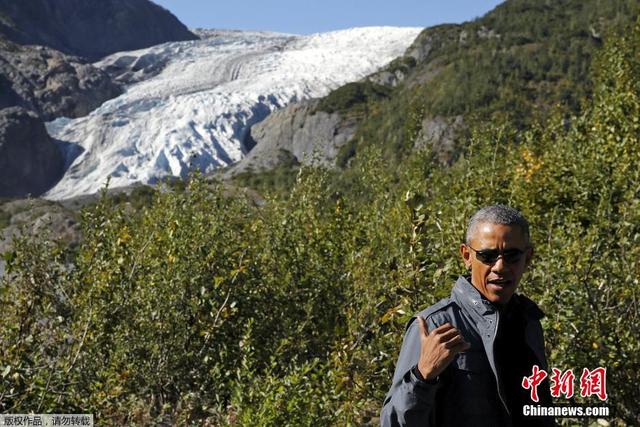奥巴马造访阿拉斯加北极地区 冰川美景前竖拇指