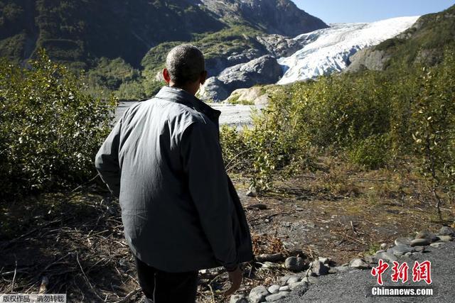 奥巴马造访阿拉斯加北极地区 冰川美景前竖拇指