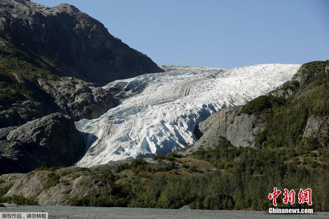 奥巴马造访阿拉斯加北极地区 冰川美景前竖拇指