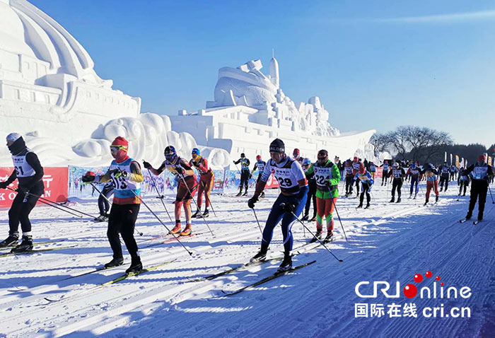 24_fororder_總裁判長鳴槍，2019中國長春凈月潭瓦薩國際滑雪節的比賽正式開始。