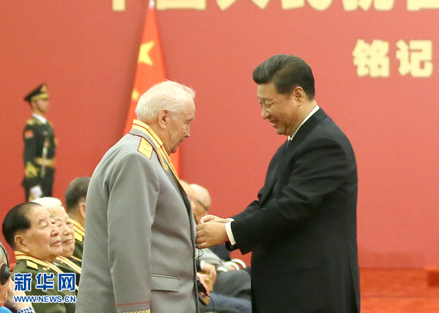 中国人民抗日战争胜利70周年纪念章颁发仪式隆重举行