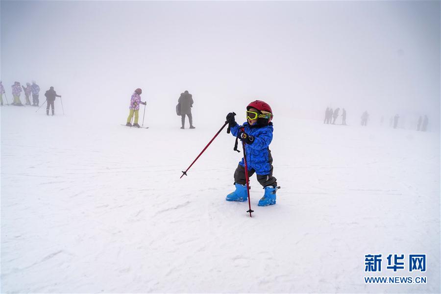 湖北五峰：雪场乐无穷