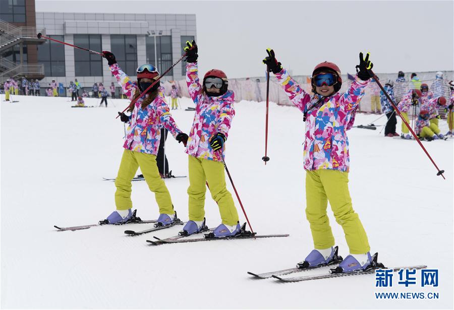 湖北五峰：雪场乐无穷