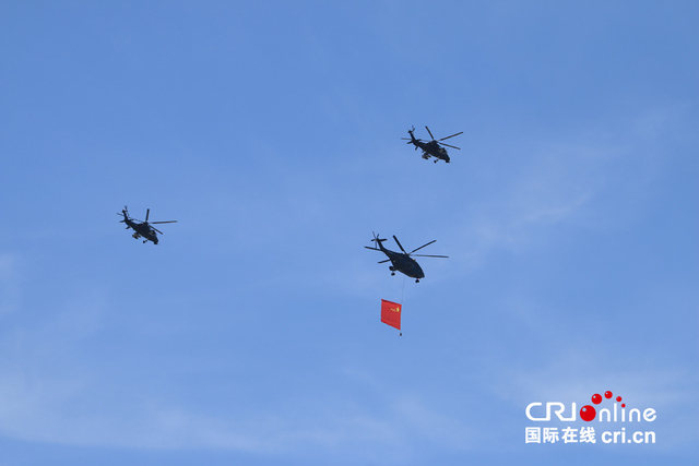 空中护旗方队飞过天安门 20 架直升机呈现“70”字样