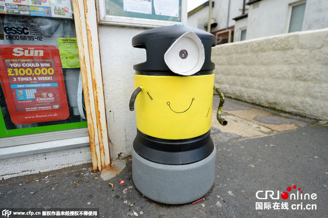 英国小镇发生奇事 垃圾桶一夜变身“小黄人”
