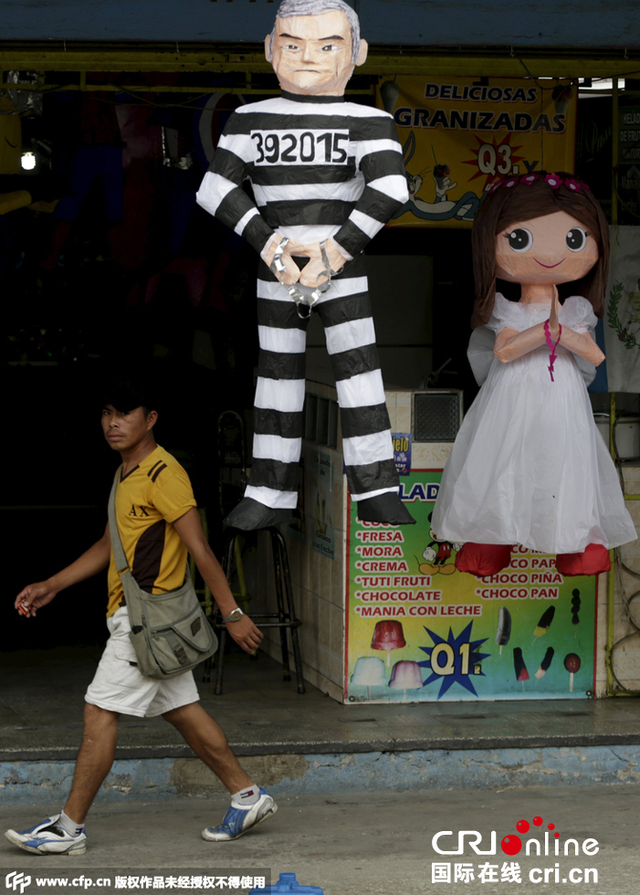 危地馬拉商店出售前總統佩雷斯身著囚服玩偶