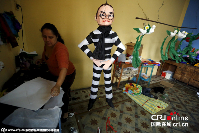 危地馬拉商店出售前總統佩雷斯身著囚服玩偶
