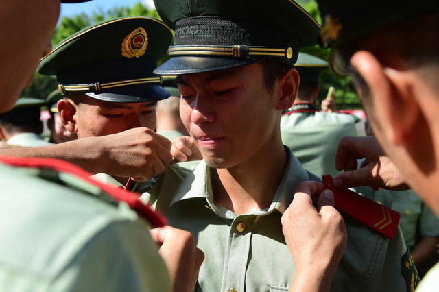 秋季義務兵退伍首實行 戰友分別時大哭