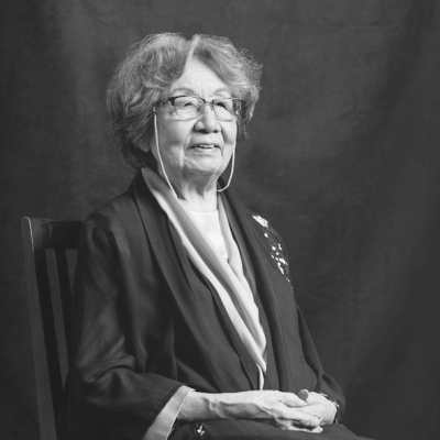 明月照积雪，夜深千帐灯