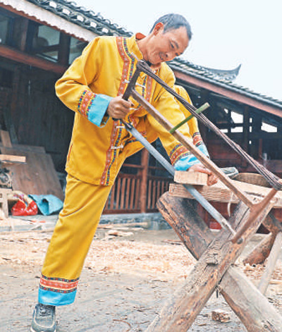 重庆彭水苗族土家族自治县鞍子镇干田村——修通山村路 下好致富棋(一线调查·走村串户探脱贫)