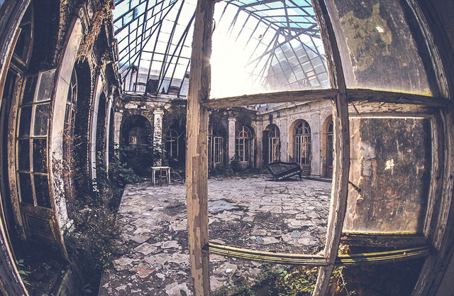 城市探险:波兰摄影师记录废弃建筑怪诞荒凉之美