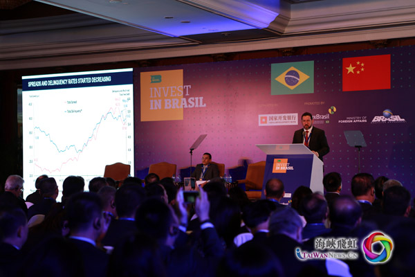 图片默认标题_fororder_巴西计划预算和管理部部长奥利维拉正在向中方企业家代表介绍巴西宏观经济背景情况
