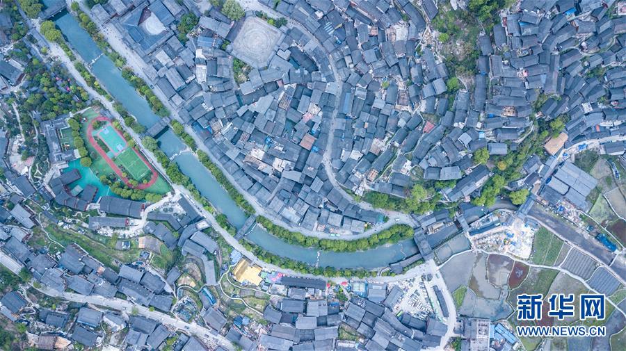 贵州雷山：春至苗寨游人多