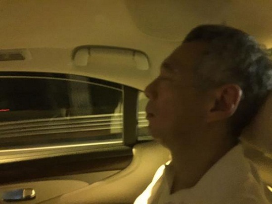 新加坡总理李显龙车上小睡 夫人温馨“偷拍”