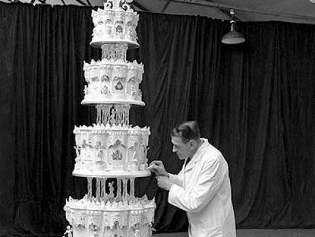 英国女王68年前婚礼蛋糕500英镑拍卖 仍可食用