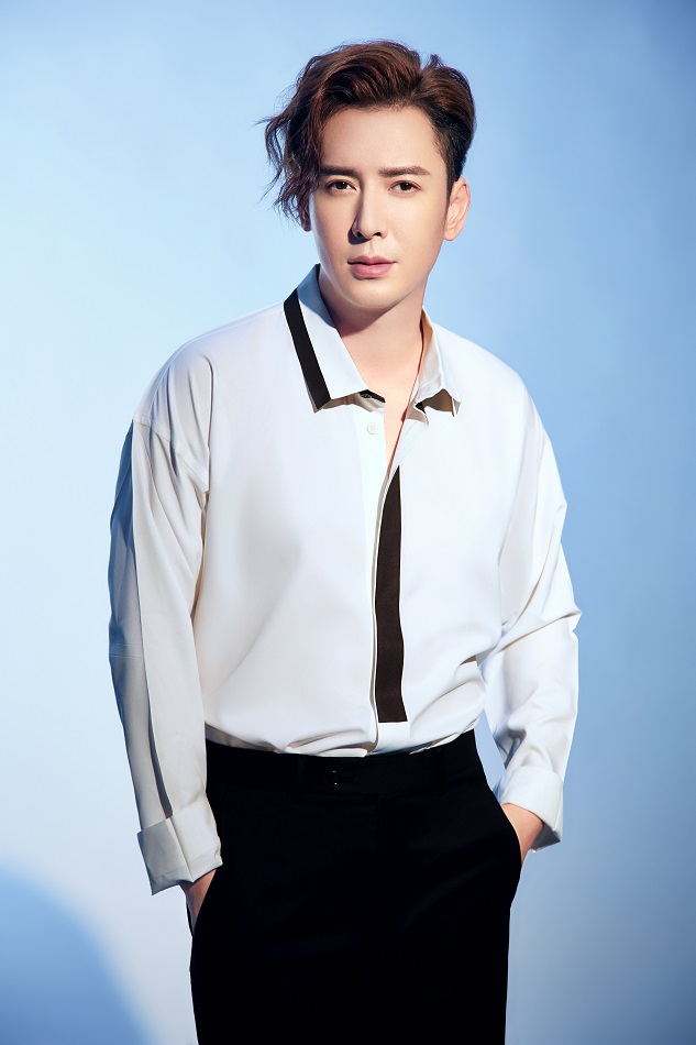 韩栋最新写真 经典"黑白配"演绎极简时尚