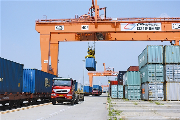 遼港集團今年首條外貿集裝箱班列抵連