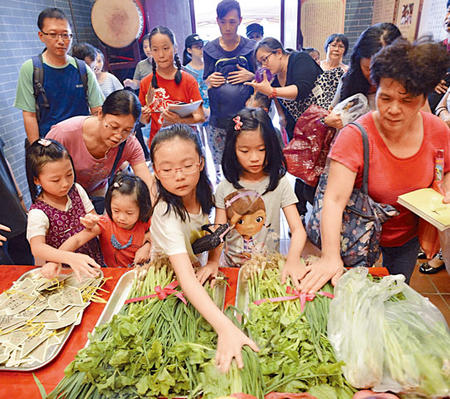 開學(xué)季 香港數(shù)百學(xué)子拜文昌帝君“開筆”