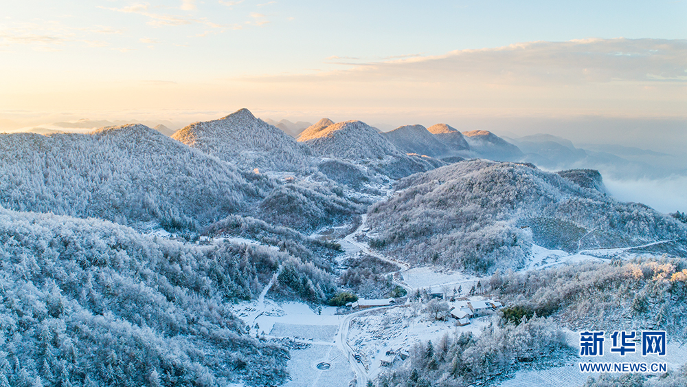 湖北建始：仙藻雲山雪岩頂