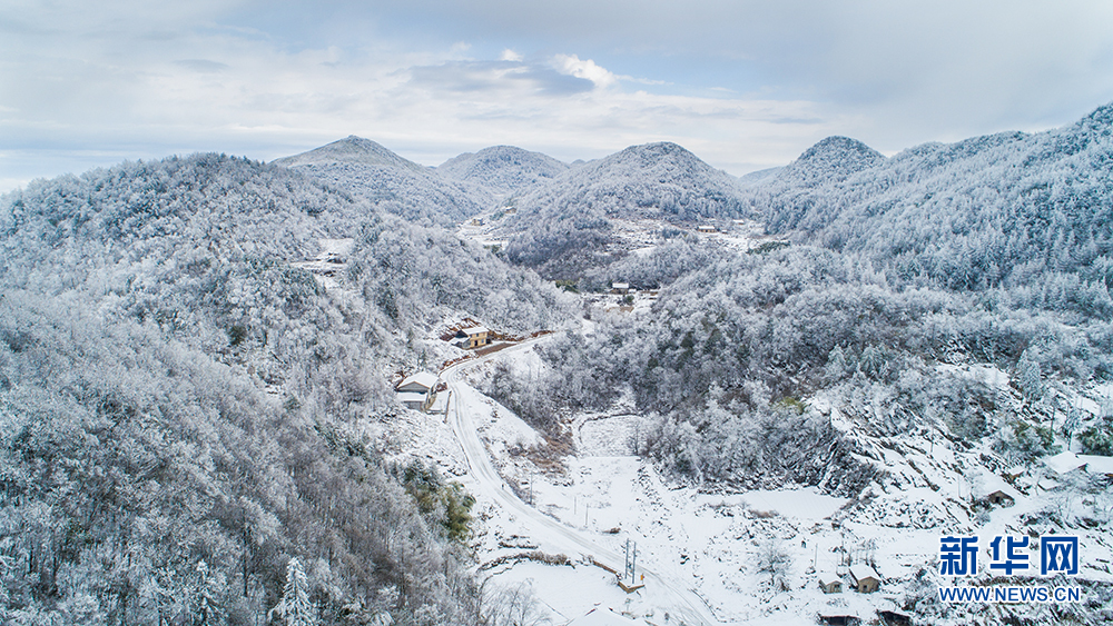 湖北建始：仙藻云山雪岩顶