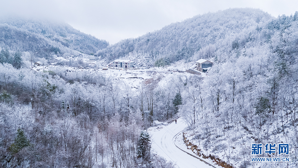 湖北建始：仙藻云山雪岩顶