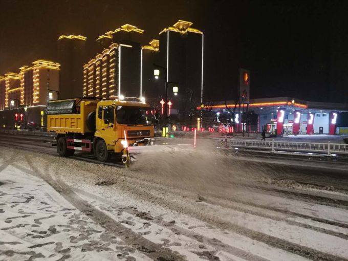 临潼区区长王浩一线检查清冰除雪 工作 确保通景路秦唐大道第一时间畅通