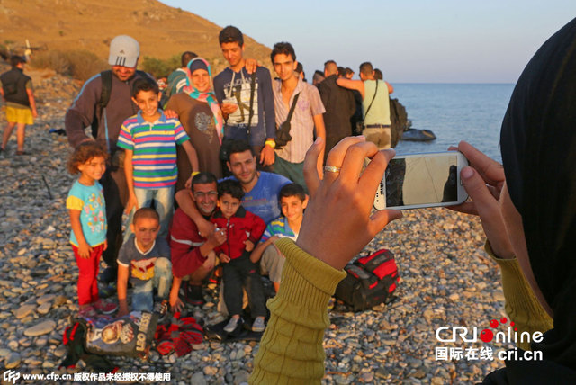 难民乘橡皮艇穿越爱琴海抵达希腊