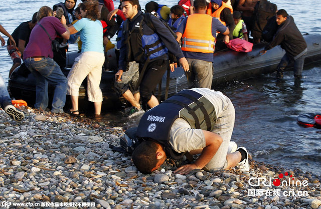 难民乘橡皮艇穿越爱琴海抵达希腊