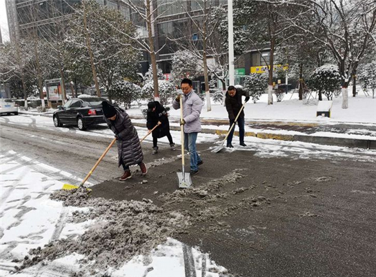 西安高新区开展清扫积雪除冰工作 保障道路畅通