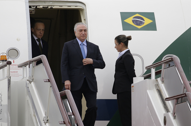 ​3日中午，巴西總統特梅爾抵達廈門_fororder_CqgNOlmrkvGAZTdMAAAAAAAAAAA567.980x646