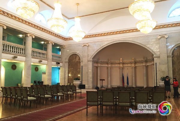 图片默认标题 图片默认标题_fororder_2009年首次金砖国家领导人正式会晤会场圆柱大厅(当时会场中央摆放的是圆桌)