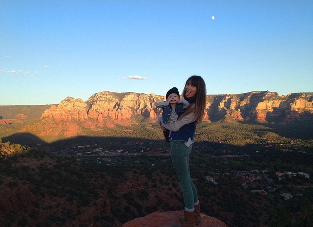 年轻母亲背3岁女儿爬遍美国名山 一起骑马攀岩