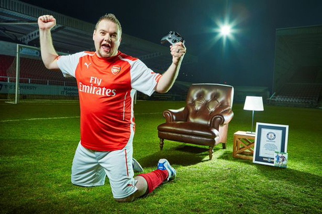 英國男子連續47小時玩足球電子遊戲打破世界紀錄