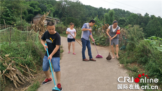 已过审【区县联动】【南川】南川太平场镇：党员齐动手清扫贫困户庭院【区县联动】南川太平场镇：党员清扫贫困户庭院