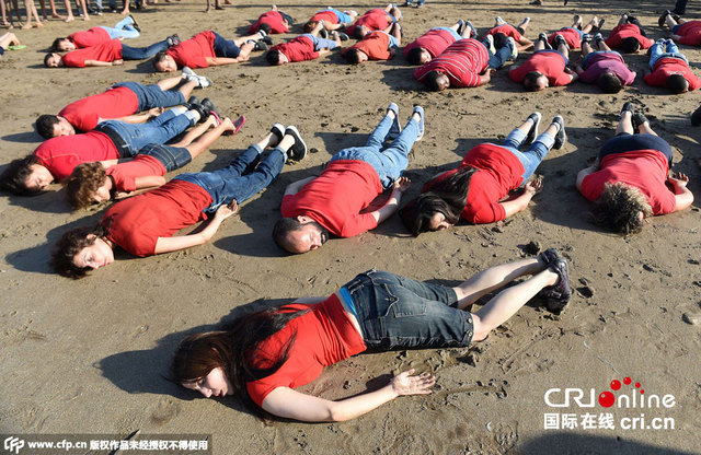 摩洛哥民众沙滩"躺尸"集会 悼念叙溺亡儿童
