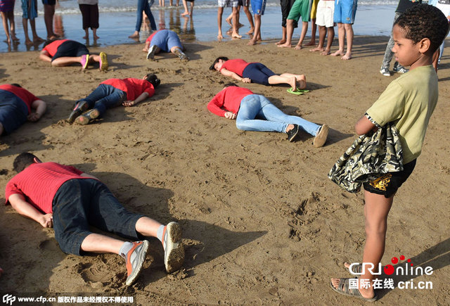 摩洛哥民众沙滩"躺尸"集会 悼念叙溺亡儿童