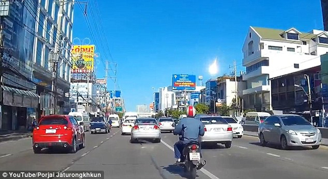 泰國曼谷天降火球：光團劃過天空 爆炸拖出白煙