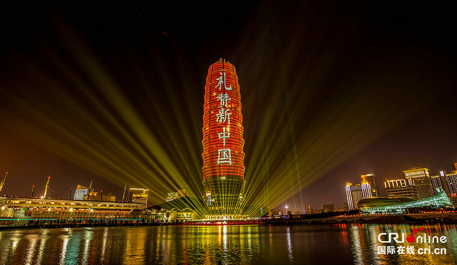 【焦点图】【图说4】【 移动端-焦点图】河南郑州：郑东新区如意湖畔跨年灯光秀开启“狂欢派对”