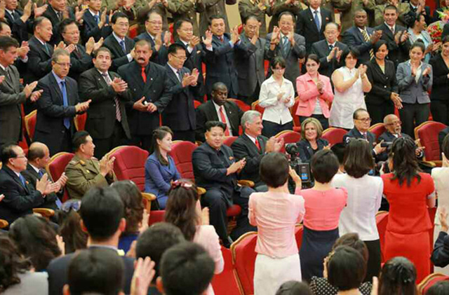 金正恩接见古巴国家代表团 携夫人陪同观看牡丹峰乐团演出