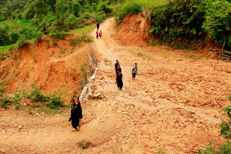 亞洲偏遠地區小學生艱難上學路:跋山涉水穿沙漠