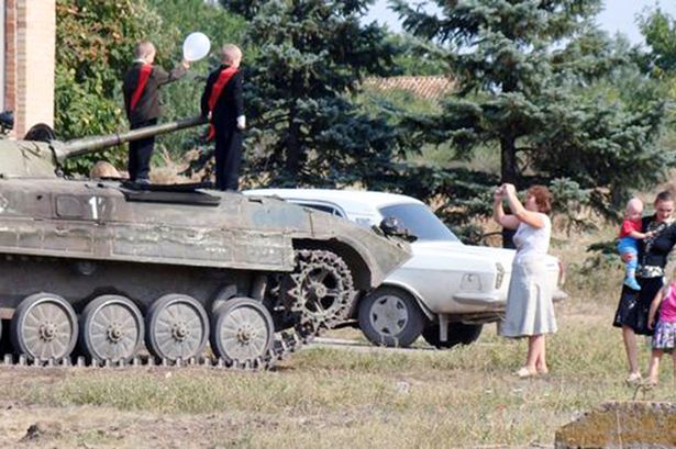 乌克兰小男孩乘坦克入学 成校园名人