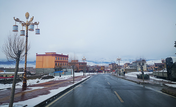 甘孜理塘银装高城分外妖娆